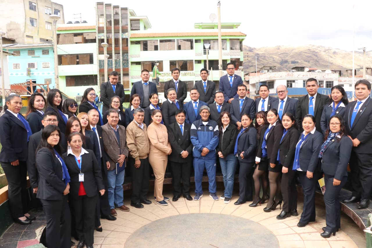 TITULAR DE EDUCACIÓN PARTICIPA EN ANIVERSARIO DE UGEL YAROWILCA Y COLEGIO TRES DE MAYO DE LAURICOCHA
